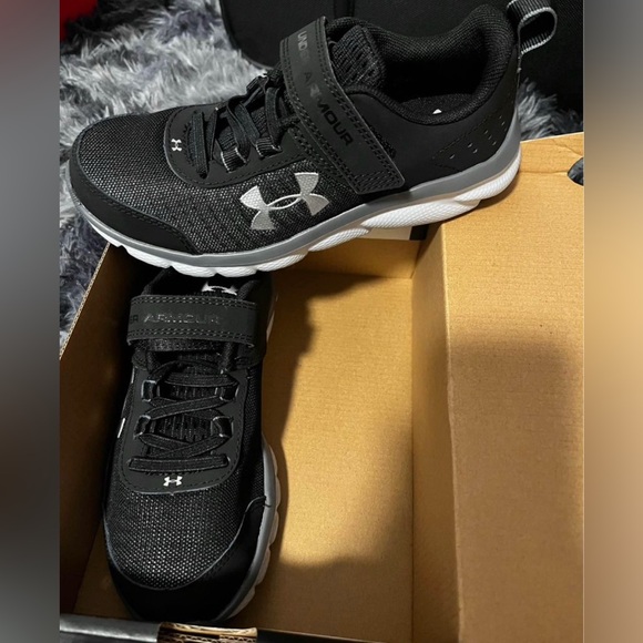 Under Armour Size 1, Boys - Picture 2 of 3